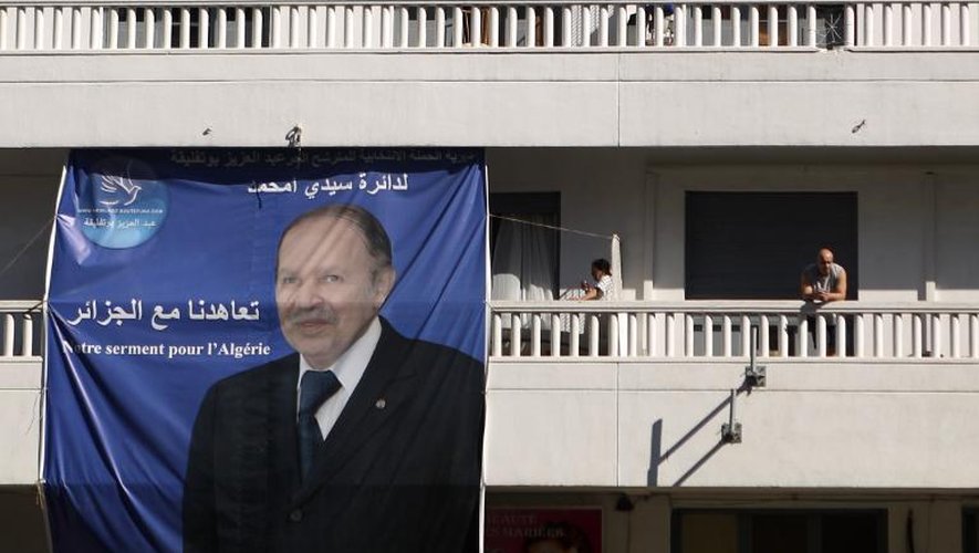 Une affiche électorale d' Abdelaziz Bouteflika le 16 avril 2014 dans le centre d'Alger