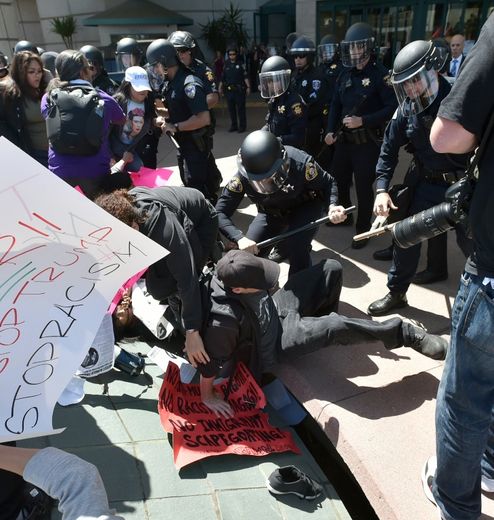 Une manifestation a été émaillée de violences en marge d'un discours du candidat aux primaires présidentielles Donald Trump, le 29 avril 2016 à Burlingame en Californie