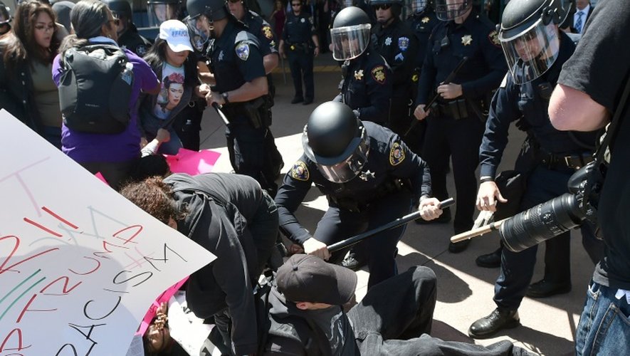 Une manifestation a été émaillée de violences en marge d'un discours du candidat aux primaires présidentielles Donald Trump, le 29 avril 2016 à Burlingame en Californie