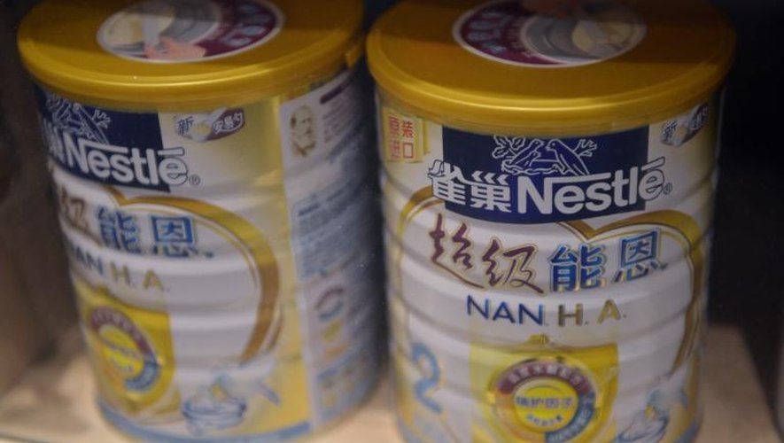 Des pots de lait en poudre de la marque Nestlé dans un supermarché de Shanghai, le 4 avril 2013