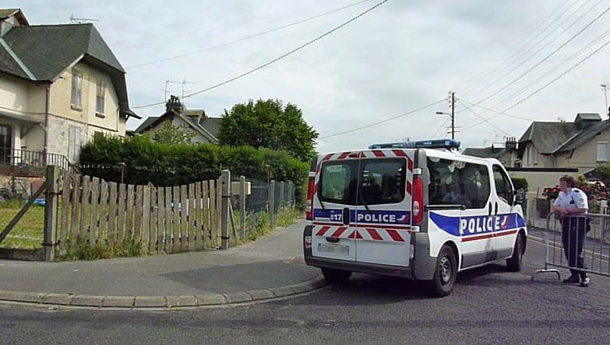 La police bloque le 20 juin 2015 la rue de Dives-sur-Mer, dans le Calvados, où s'est produit le drame