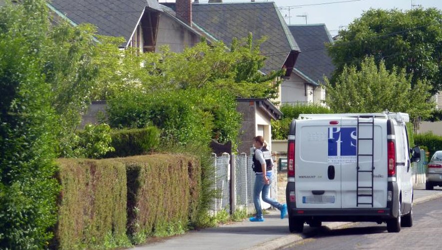 Un membre de la police médicolégale arrive sur la scène du drame, le 20 juin 2015 à Dives-sur-Mer, dans le Calvados