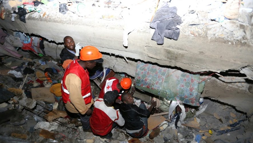 Les sauveteurs dans les décombres d'un immeuble effondré le 259 avril 2016 à Nairobi