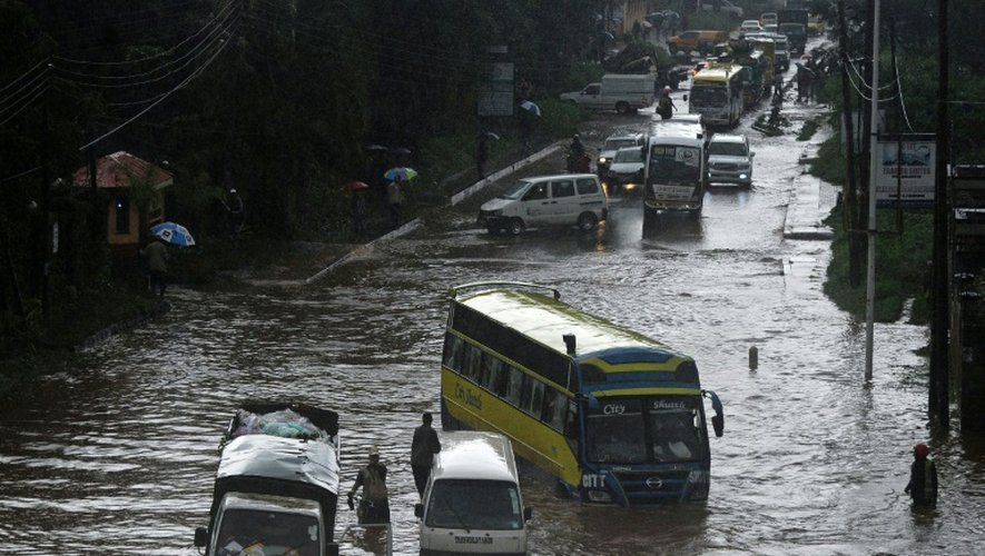 Rue inondée le 29 avril 2016 à Nairobi