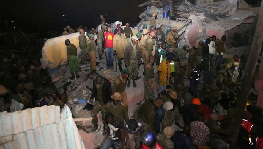 Les sauveteurs dans les décombres d'un immeuble effondré le 259 avril 2016 à Nairobi