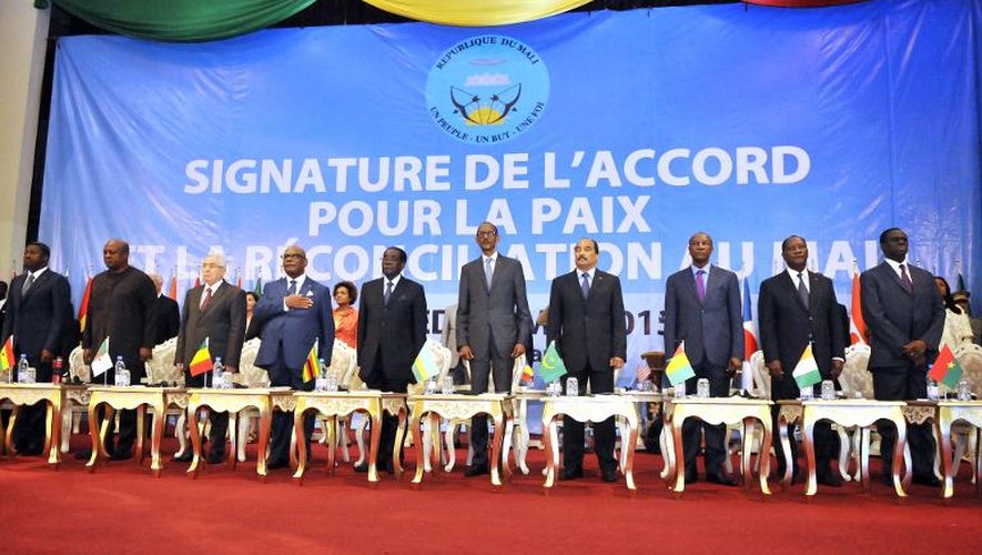 Photo prise lors de la première signature des accords de paix, le 15 mai 2015 à Bamako, entre le gouvernement malien et des mouvements armés, parmi lesquels ne figurait pas encore la Coordination des mouvements de l'Azawad (CMA) à dominante touareg