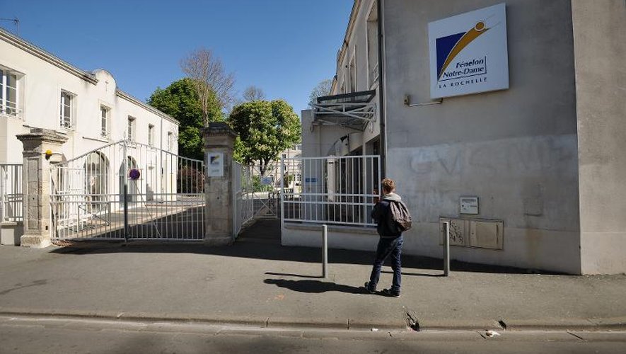 Un élève devant le lycée privé  Fénelon-Notre-Dame à La Rochelle, le 14 avril 2014