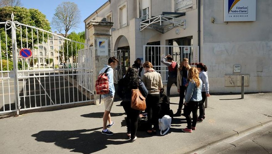 Des élèves devant le lycée privé  Fénelon-Notre-Dame à La Rochelle, le 15 avril 2014