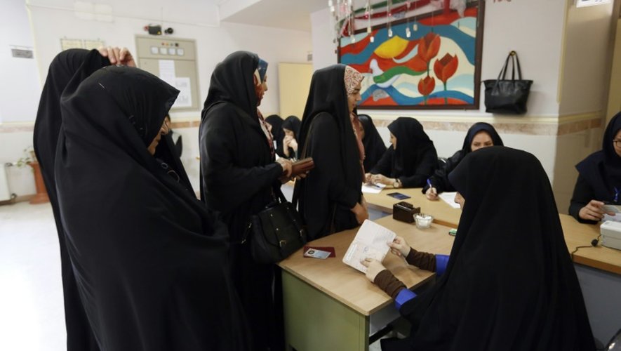 Des Iraniennes votent le 29 avril 2016 à Robat Karim