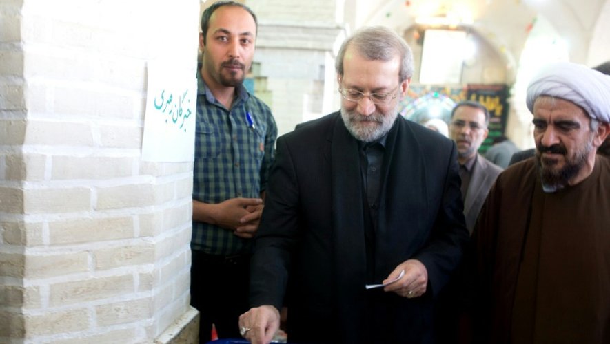 Le président de l'assemblée iranienne Ali Larijani dépose son bulletin dans l'urne le 26 février 2016 à Qom