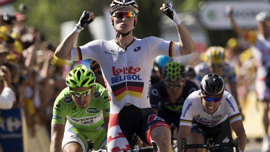 L'Allemand Andre Greipel lève les bras en franchissant la ligne d'arrivée en vainquerur lors de la 6e étape du Tour de France