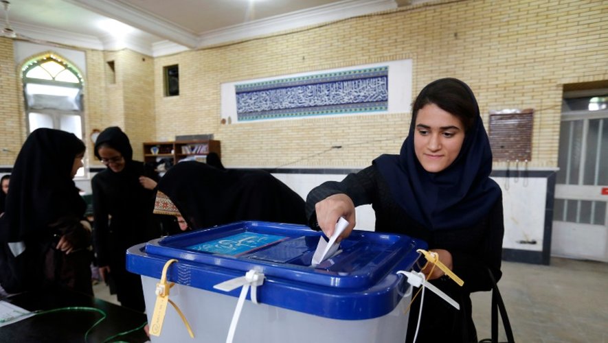 Une Iranienne vote le 29 avril 2016 à Robat Karim