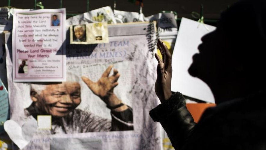 Le portrait de Nelson Mandela près de l'hôpital de Pretoria le 4 juillet 2013