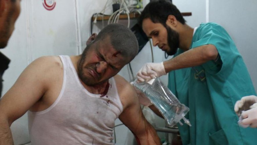 Un blessé est soigné à Alep, le 16 avril 2014