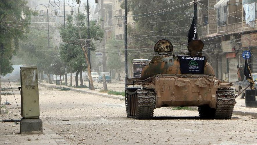 Un char des rebelles du front islamique dans une rue d'Alep au nord de la Syrie, le 17 avril 2014