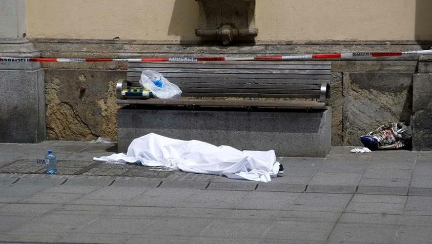 Le corps d'une des victimes du forcené qui a foncé sur la foule avec sa voiture à Graz, en Autriche, le 20 juin 2015