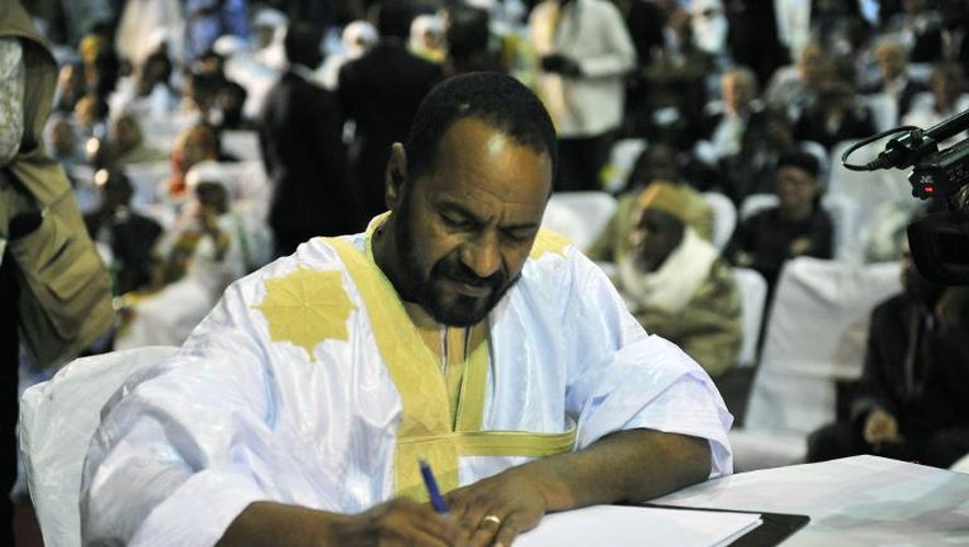Sidi Brahim Ould Sidati, un dirigeant du Mouvement arabe de l'Azawad (MAA), signe le 20 juin à Bamako l'acord de paix au Mali déjà intériné en mai par le gouvernement et la médiation internationale