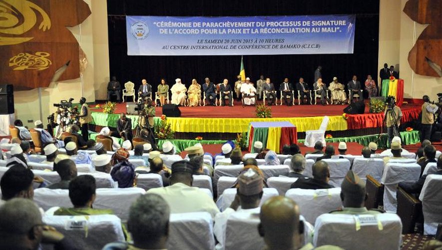 Le président malien Ibrahim Boubacar Keita (c) assiste le 20 juin 2015 à Bamako à la signature par la rébellion à dominante touareg des accords de paix déjà signés par son gouvernement en mai