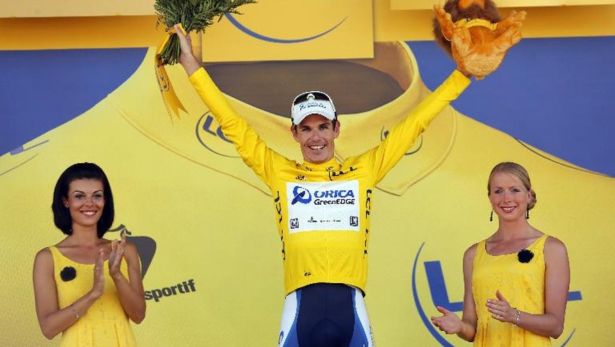 Le Sud-Africain Daryl Impey sur le podium du Tour de France après avoir endossé le maillot jaune à l'arrivée de la 6e étape, le 4 juillet 2013 à Montpellier