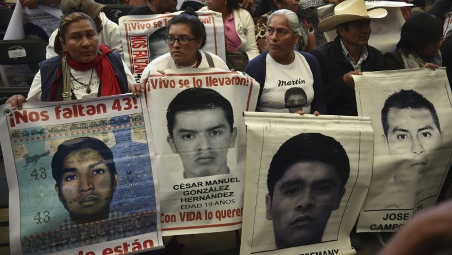 Des proches des 43 étudiants disparus assistent à la lecture d'un rapport d'experts indépendants, à Mexico le 24 avril 2016