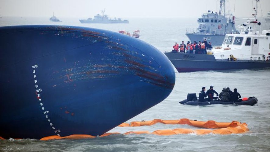 Les gardes-côtes tentent de secourir les naufragés du ferry au large de Jindo, en Corée du Sud, le 16 avril 2014