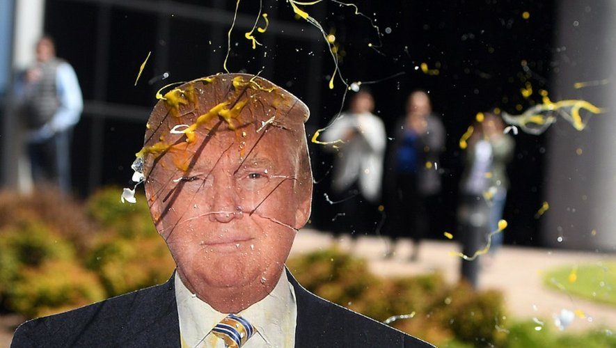Un oeuf lancé sur un mannequin représentant Donald Trump le 29 avril 2016 à Burlingame en Californie