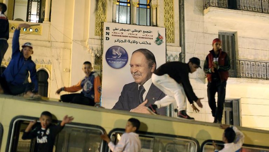Des partisans d'Abdelaziz Bouteflika commencent à célébrer sa victoire le 17 avril 2014 dans les rues d'Alger dès la fermeture des bureaux de vote