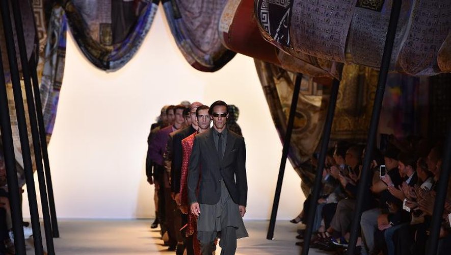 Le Maroc a été à l'honneur lors de la présentation de la collection estivale de prêt-à-porter masculin de Versace, le 20 juin 2015 à Milan
