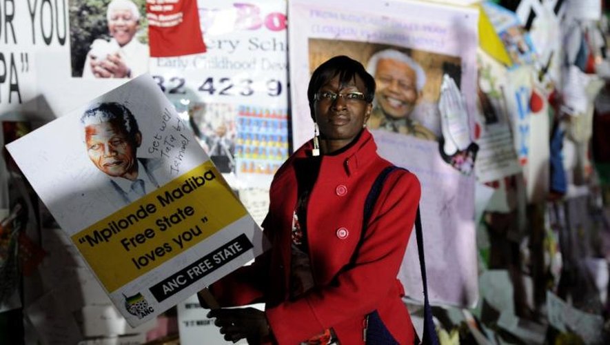 Une Sud-africaine rend hommage à Nelson Mandela, devant la clinique où il est hospitalisé à Pretoria, le 4 juillet 2013