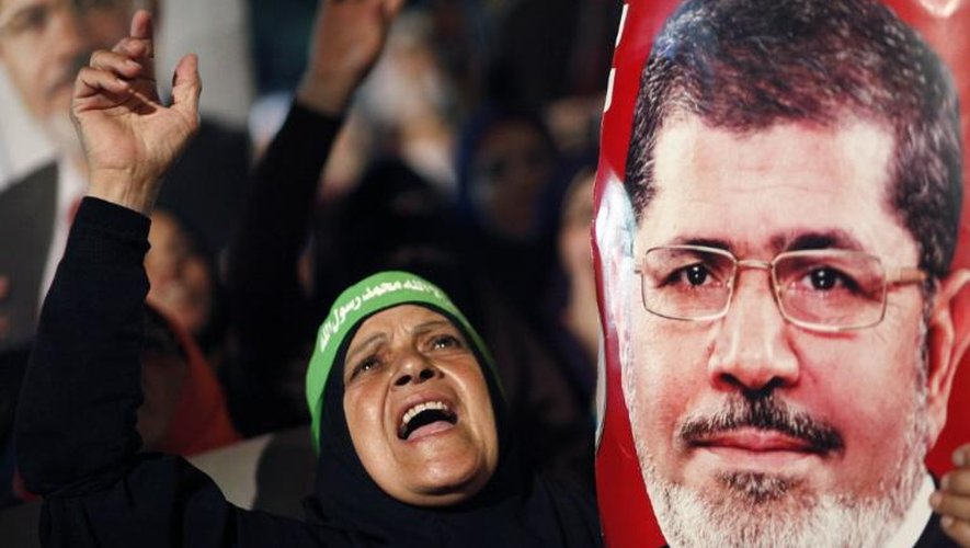Une Egyptienne tient le portrait du président déposé, lors d'une manifestation pro-Morsi au Caire le 4 juillet 2013