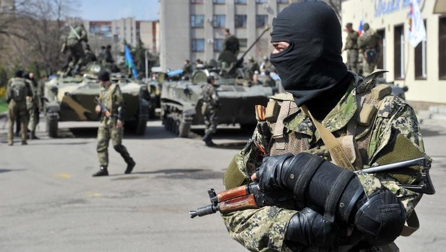 Des groupes armés déployés le 16 avril 2014 à Slaviansk