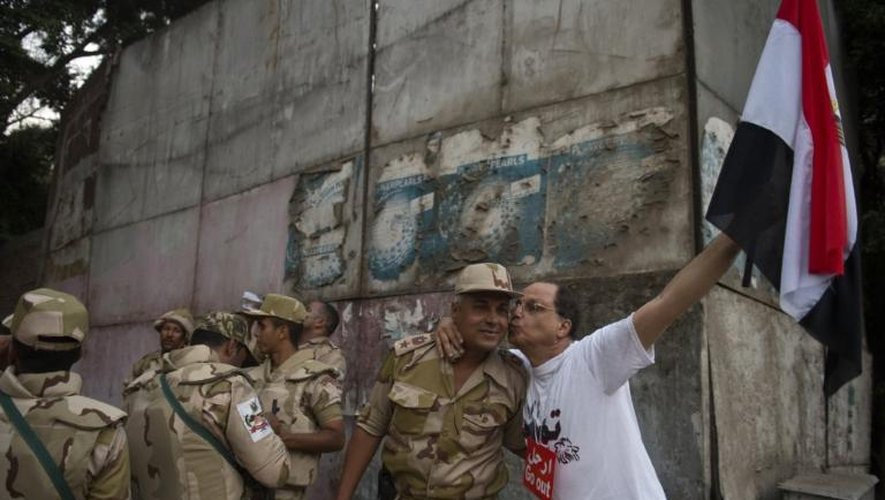 Des soldats égyptiens acclamés par la population le 3 juillet 2013 au Caire