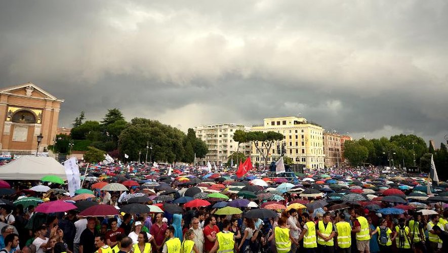 Manifestation contre les unions homosexuelles et l'enseignement du genre dans les écoles, le 20 juin 2015 devant la basilique de Saint-Jean de Latran à Rome