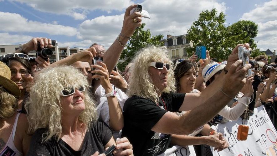 Des fans de Michel Polnareff assistent à la cérémonie pour l'inauguration de la rétrospective consacrée au chanteur, le 20 juin 2015 à Montluçon