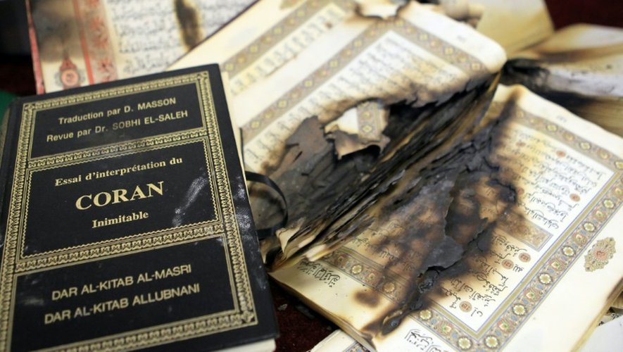 Des exemplaires  du Coran partiellement brûlés lors du saccage d'une salle de prière le 26 décembre 2015 à Ajaccio