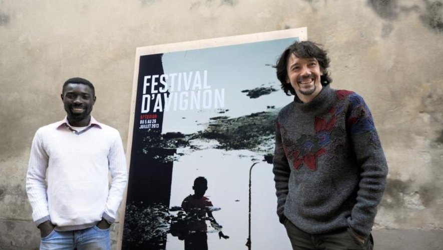 Présentation de l'affiche du 67e Festival d'Avignon en présence des metteurs en scène congolais Dieudonne Niangouna (g) et français Stanislas Nordey (d), le 18 mars 2013
