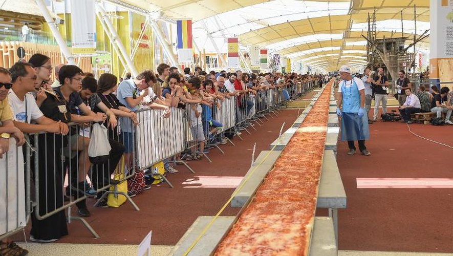 La Margherita de plus de 1,5 km cuite le 20 juin 2015 à l'Exposition universelle de Milan, dans le nord de l'Italie, est entrée dans le Guinness des records