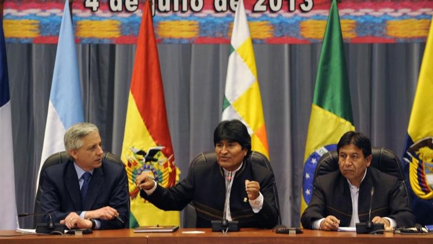 Le président bolivien Evo Morales (centre), le vice-président  Alvaro Garcia Linera (g) et le chef de la diplomatie David Choquehuanca ouvrent une réunion consacrée aux suites à donner au blocage de l'avion du président en Europe, le 4 j