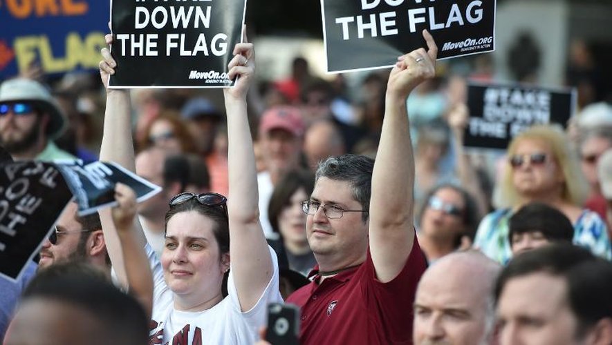 Des centaines de personnes se sont rassemblées à Columbia (Caroline du sud) pour dénoncer le drapeau confédéré, le 20 juin 2015