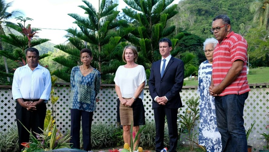 Le Premier ministre Manuel Valls (3e à d) et la ministre des Outre-mer George Pau-Langevin (2e à g) devant la tombe du leader indépendantiste kanak Jean-Marie Tjibaou, à Tiendanite en Nouvelle-Calédonie le 30 avril 2016