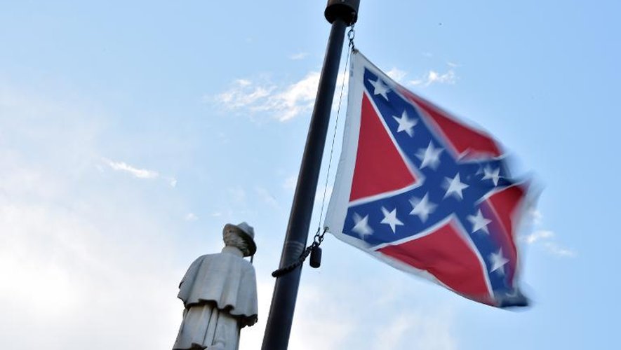 Le drapeau confédéré devant le monument aux morts des victimes de la guerre civile à Columbia (Caroline du sud), le 20 juin 2015