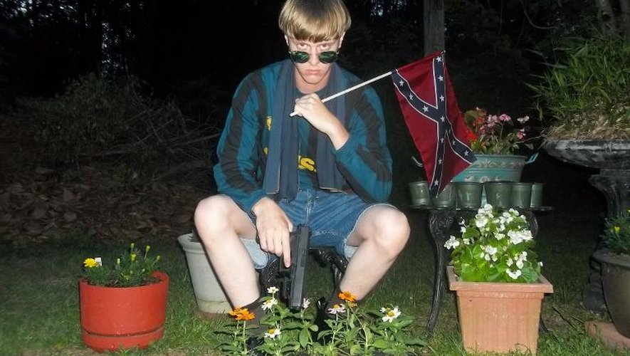 Photo non datée extraite le 20 juin 2015 du site Lastrhodesian.com, qui montrerait Dylann Roof avec le drapeau confédéré. Le site contient un manifeste suprémaciste ainsi que des dizaines de photos du tueur de Charleston, avec des armes ou brûlant le drapeau américain