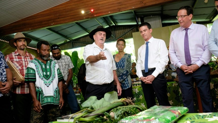 Le Premier ministre Manuel Valls (2e à d),la ministre des Outre-mer George Pau-Langevin (3e à d) et le député local UDI Philippe Gomès (c) visitent une ferme à La Foa en Nouvelle-Calédonie le 30 avril 2016