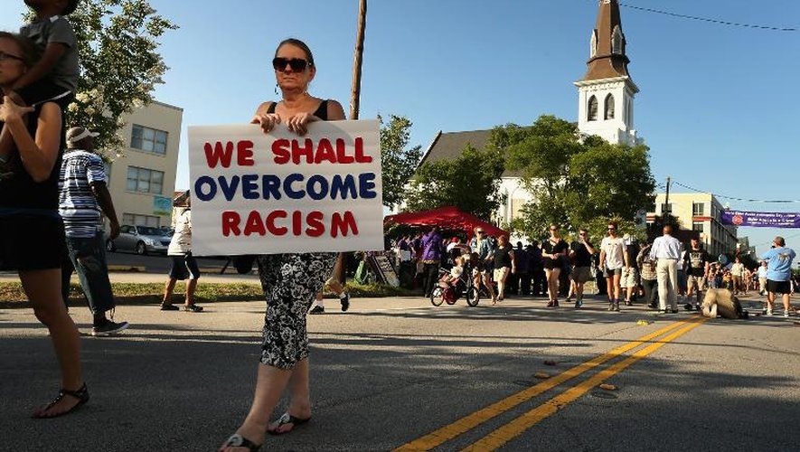 Plus d'un millier de personnes participent le 20 juin 2015 à Charleston à une marche contre le racisme, passant devant l'Emanuel African Methodist Episcopal Church, où 9 personnes ont été tuées