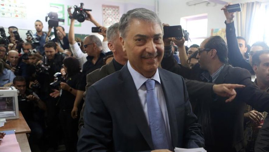 Ali Benflis à son arrivée le 17 avril 2014 dans un bureau de vote à Alger