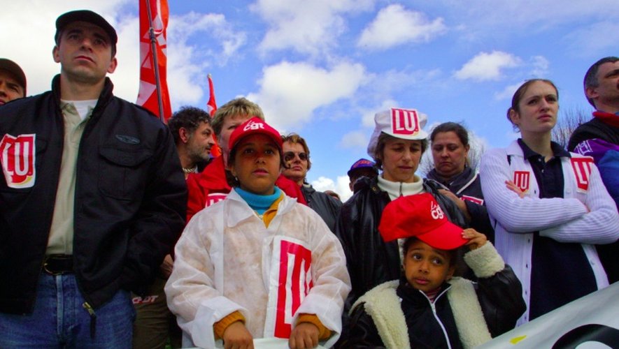 Environ 300 salariés de l'usine Lu-Danone de Ris-Orangis manifestent, le 7 avril 2001 à Evry, pour protester contre la fermeture de leur usine dans le cadre d'un plan de restructuration de la branche biscuits de Danone à l'échelle de l'Europe.