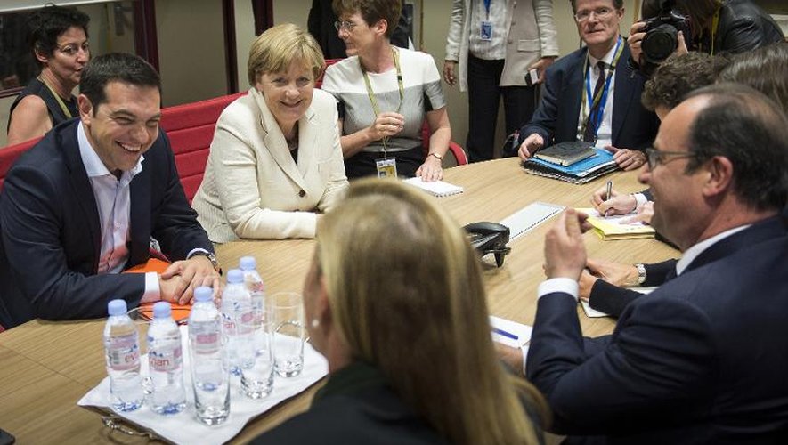 Alexis Tsipras (g) discute avec Angela Merkel (2e g) et François Hollande (d), le 10 juin 2015 à Bruxelles