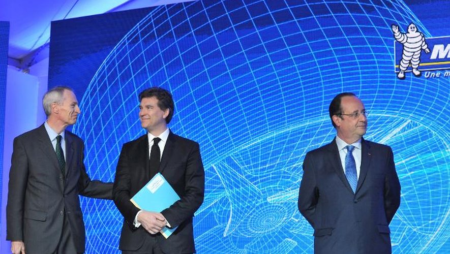 François Hollande (d) et le ministre de l'Economie Arnaud Montebourg (c) en visite à l'usine Michelin Ladoux de Cébazat près de Clermont-Ferrand, le 18 avril 2014