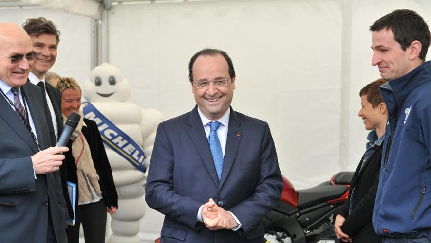 François Hollande visitant l'usine Michelin Ladoux à Cébazat près de Clermont-Ferrand, le 18 avril 2014