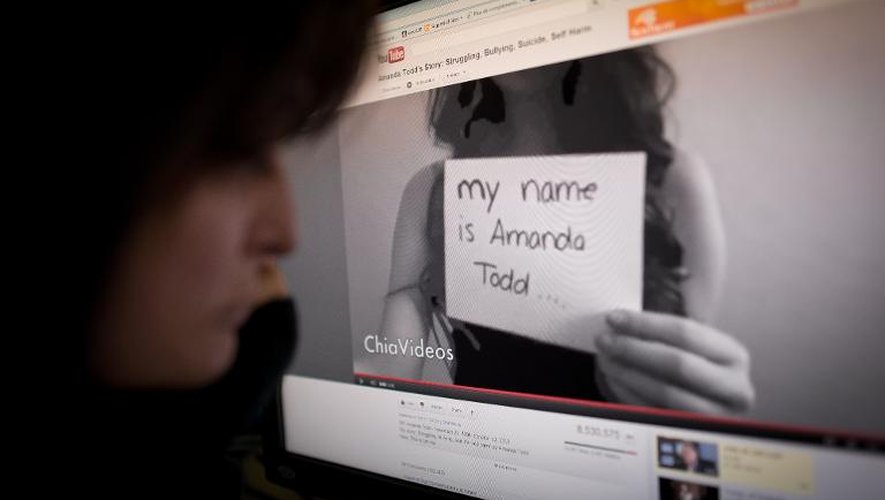 Une femme visionne le 16 octobre 2012 à Washington la video YouTube d'Amanda Todd